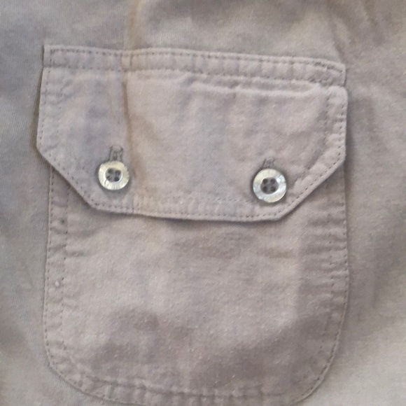 Tan t-shirt with button front pockets. - Picture 2 of 3